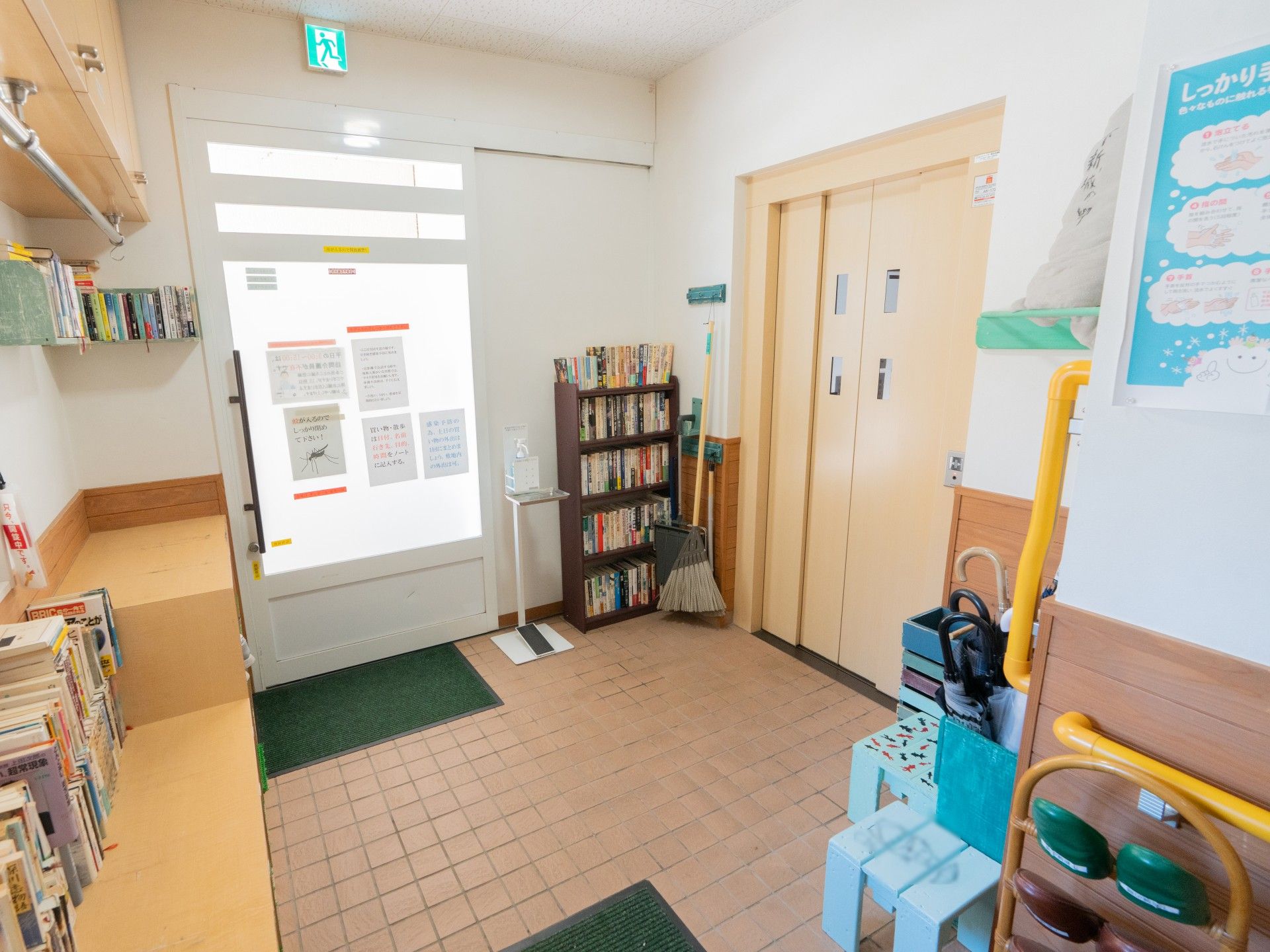 本棚とエレベーターのある廊下