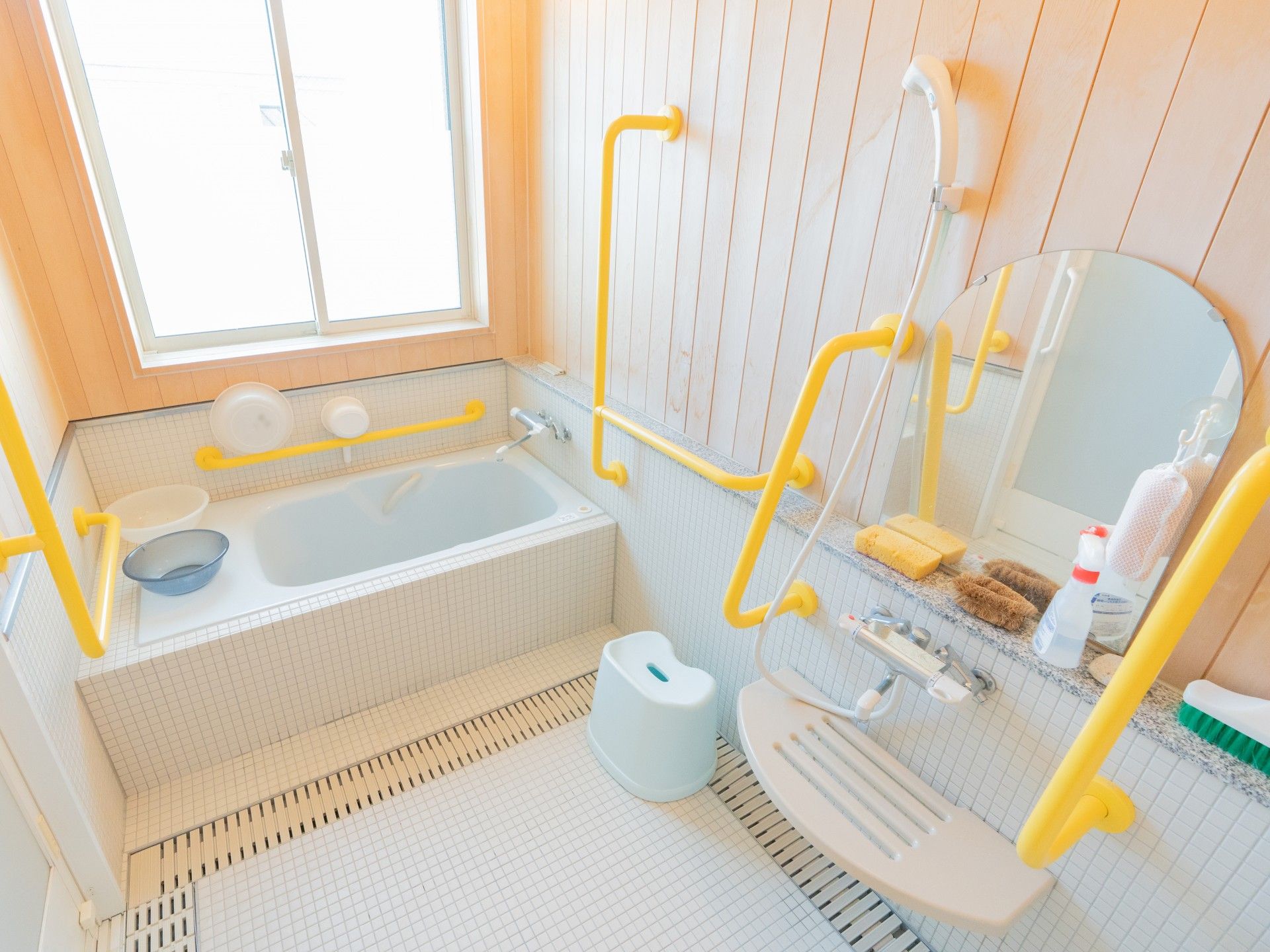 手すり付きの浴室