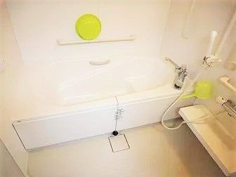 一般の家庭と変わらないサイズの浴槽が設置された浴室には、手すりやシャワーもつけられている。