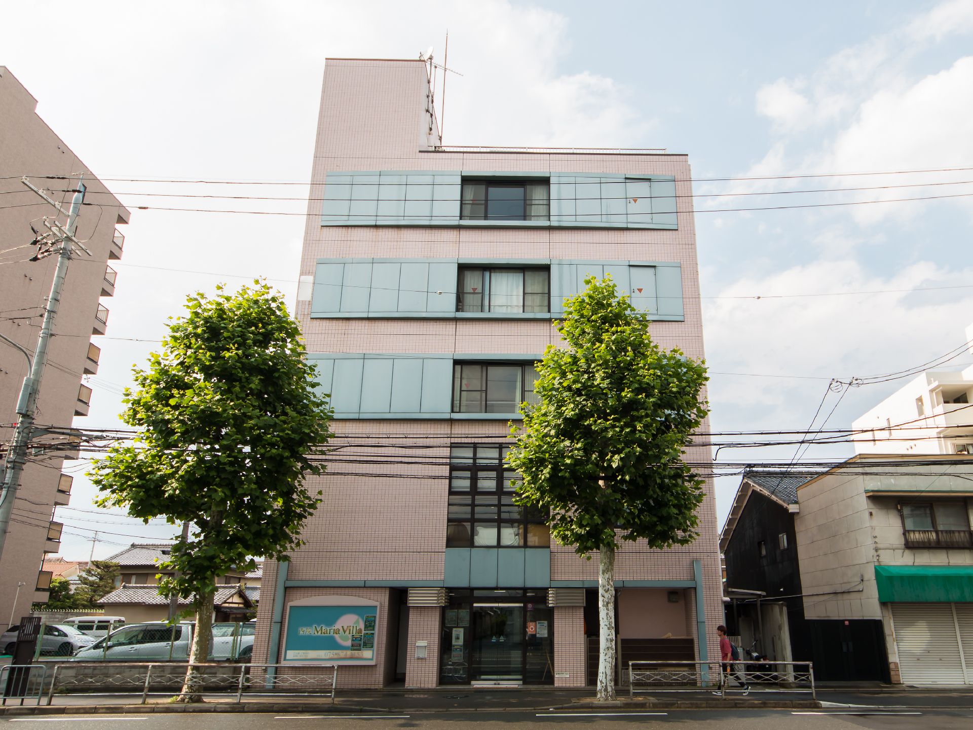 屋上スペースが付いた5階建ての施設。周辺には自然が多い。