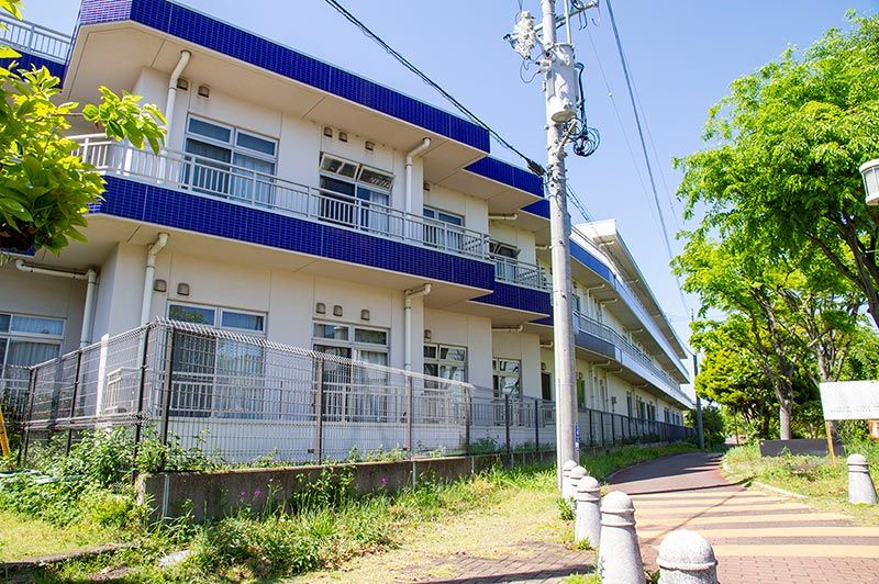 青い屋根の建物外観