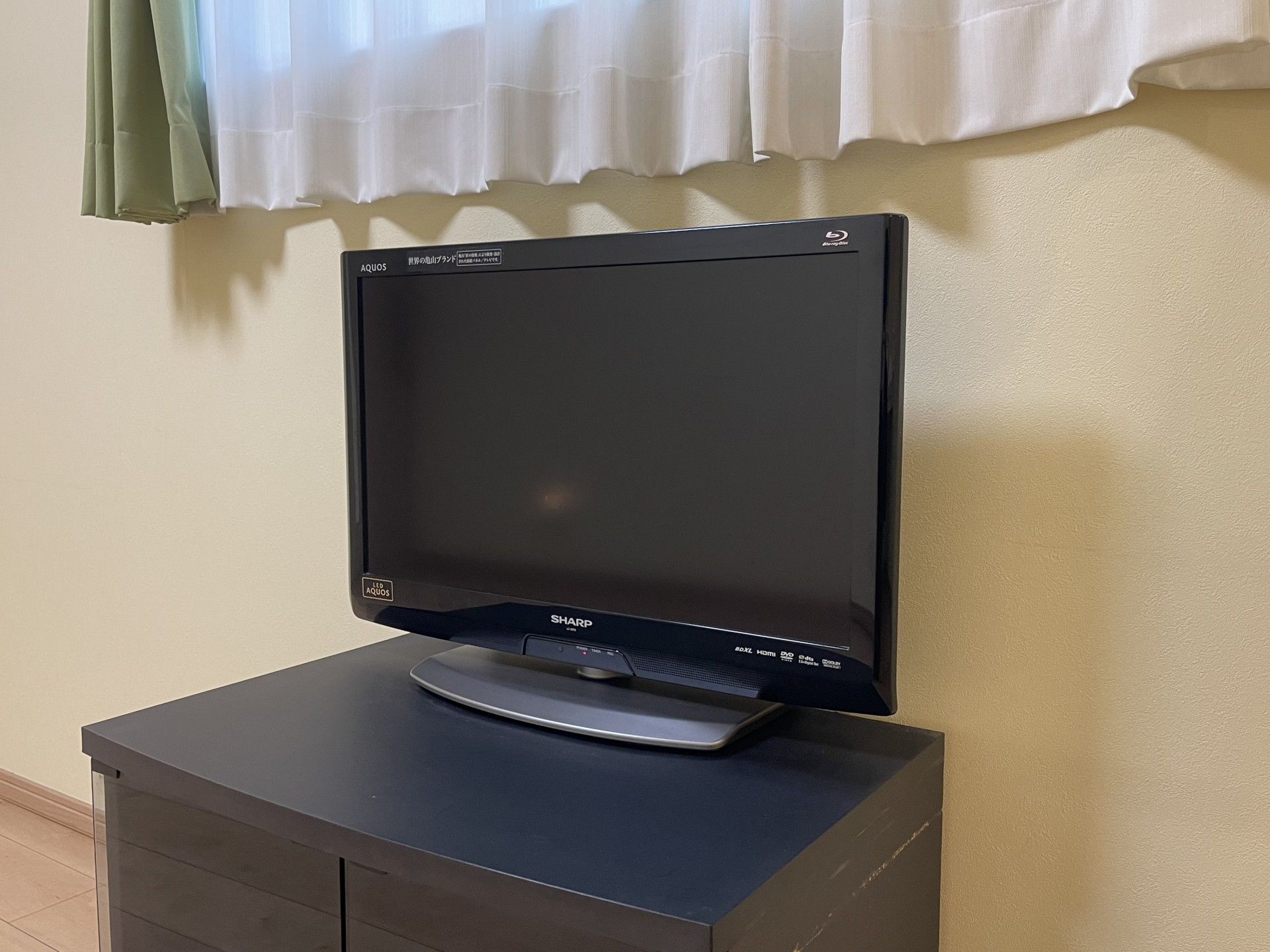 テレビとカーテンの部屋