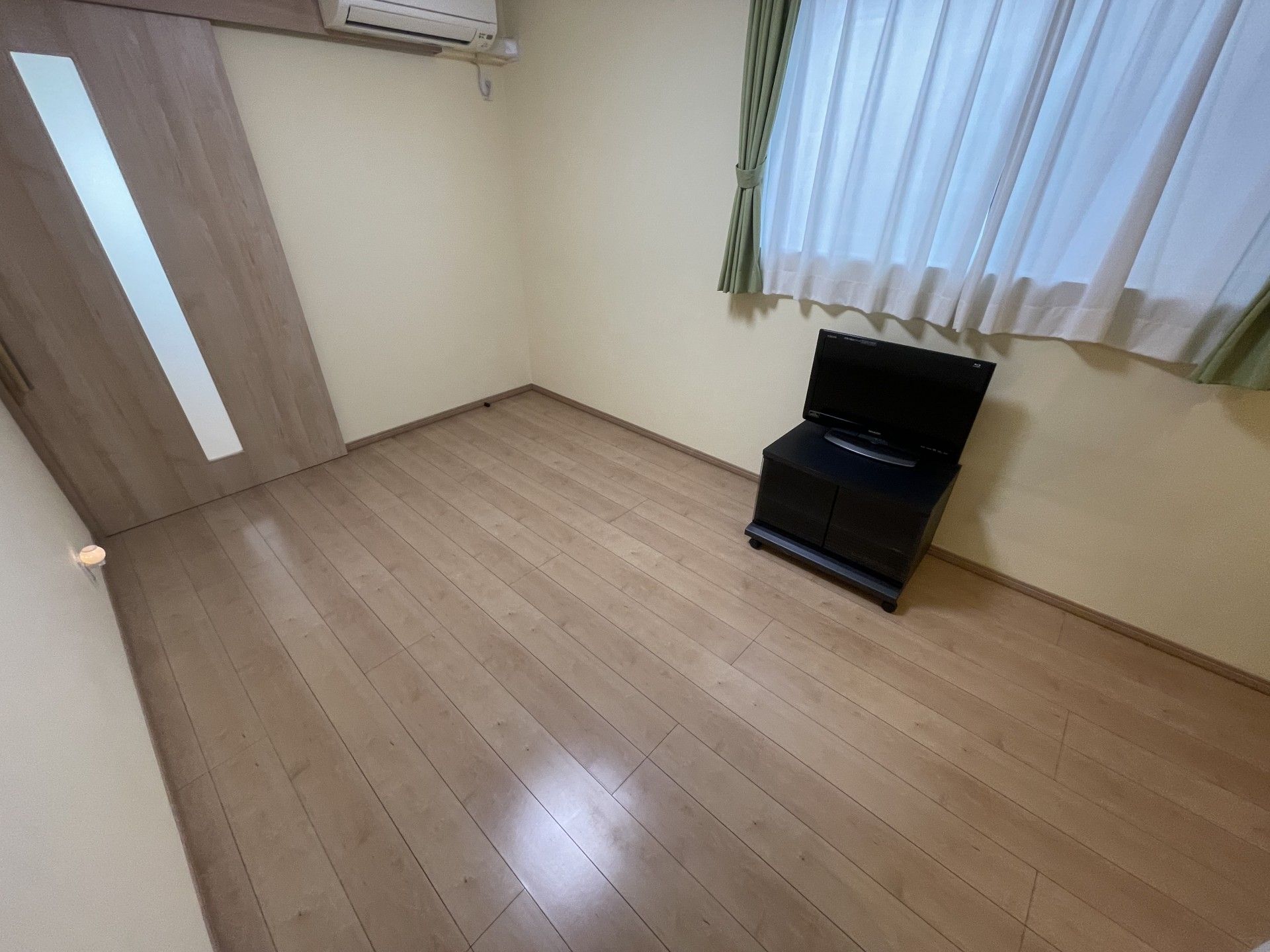 テレビとカーテンのある部屋