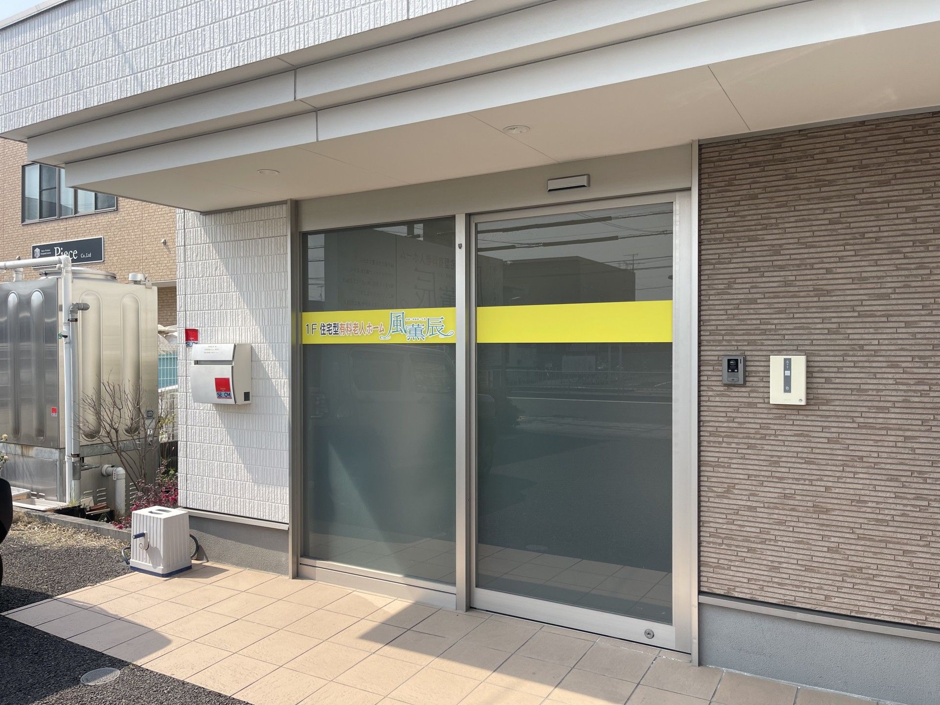 入口の自動ドア