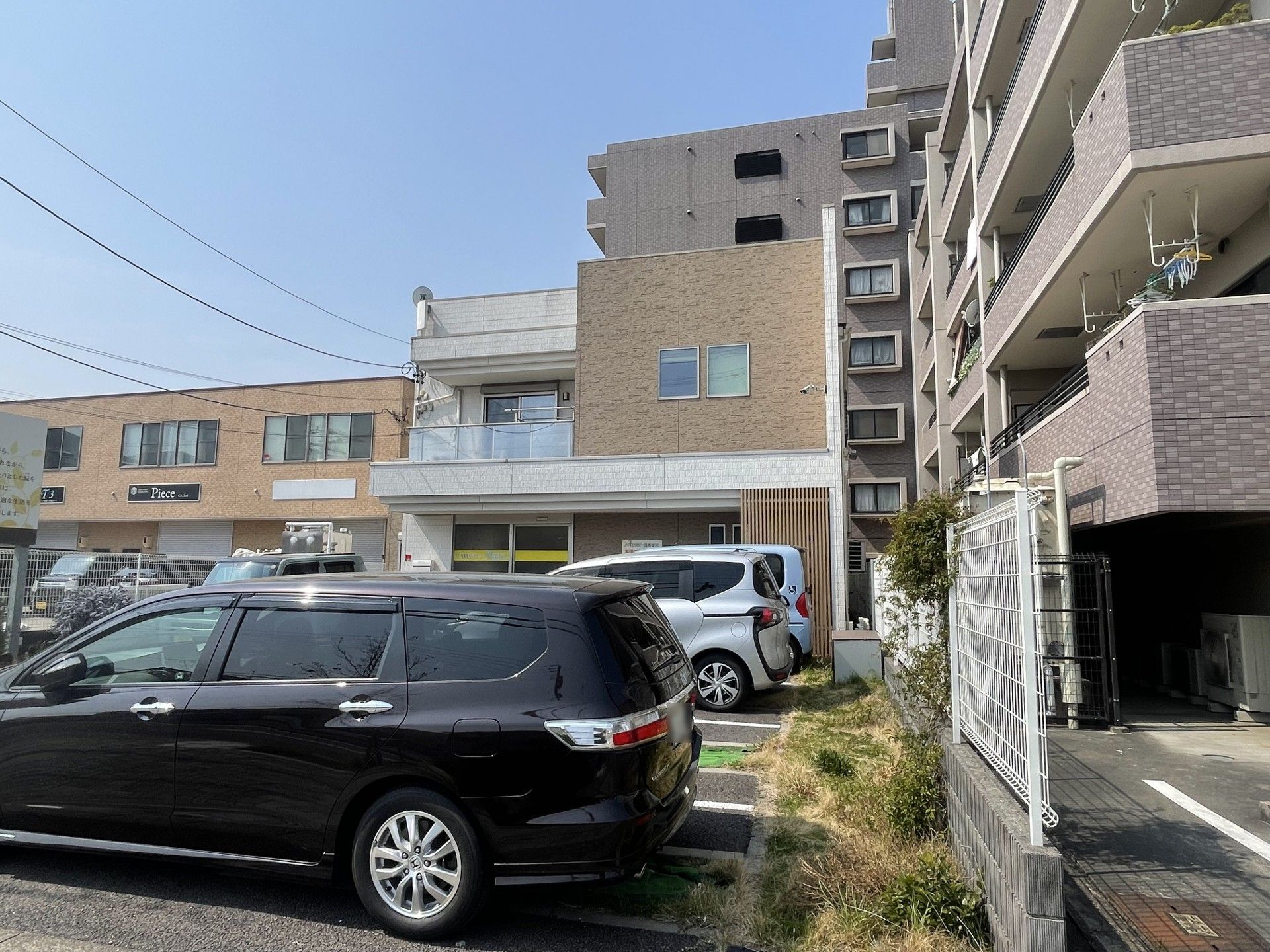 駐車場のある建物外観