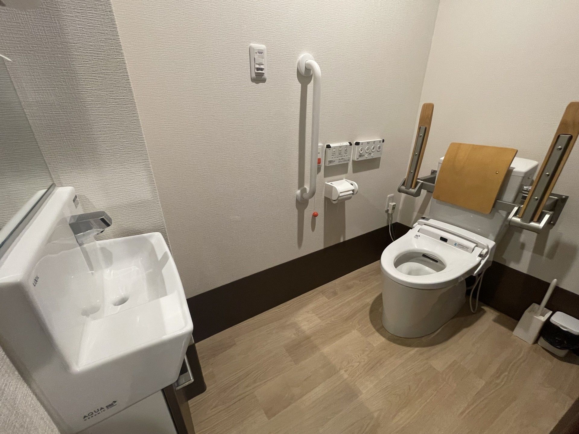 可動式の手すりがついたトイレ