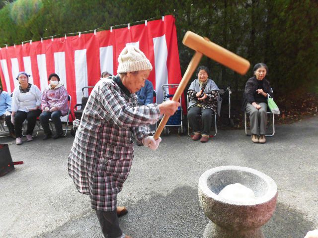餅つきに取り組んでいる高齢者の様子。施設内で行われている正月行事の一環