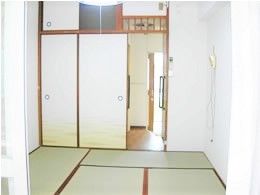 畳の部屋の様子を写した写真。天袋までついた大きめの収納が付いている部屋の写真