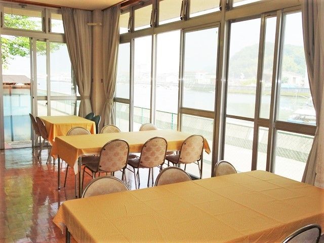 天井まで窓がある明るいスペース。施設内に用意された食堂、リラックススペースの写真