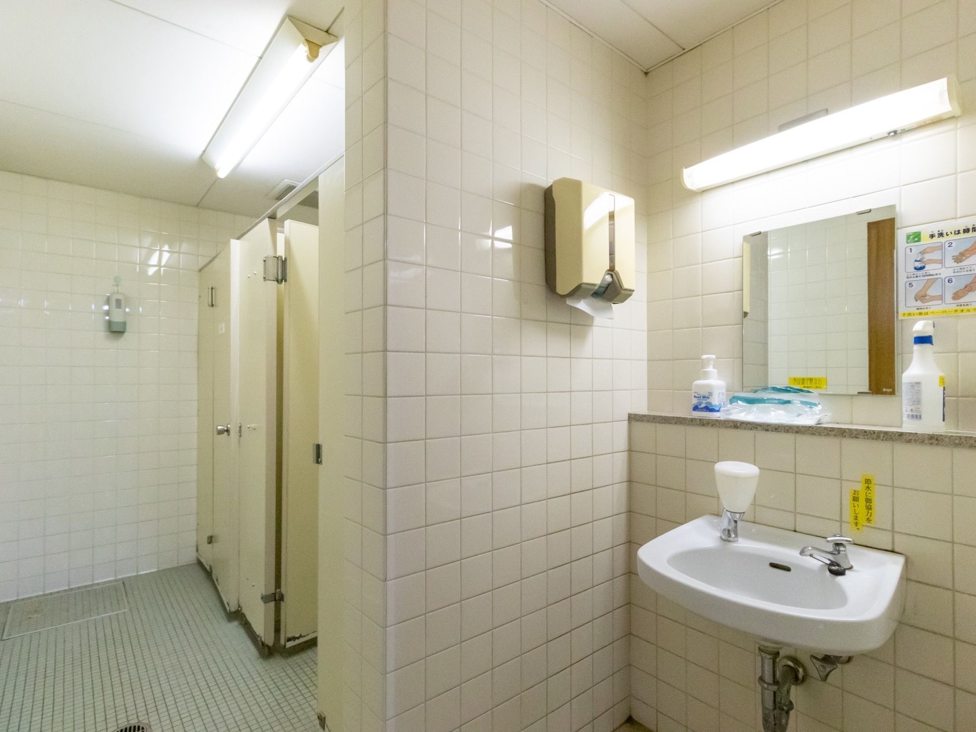 個室が数個備わったトイレである。手洗い場があり、手洗い用石鹸やアルコール、紙タオルが備えられている。