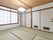 施設の居室として和室が用意されている。和風のペンダントライトと畳が設置され、障子窓からは明るい陽射しが差し込んでくる。