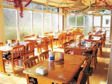 木製のどっしりとしたダイニングテーブルが並んだ食堂には大きな窓が付いている。