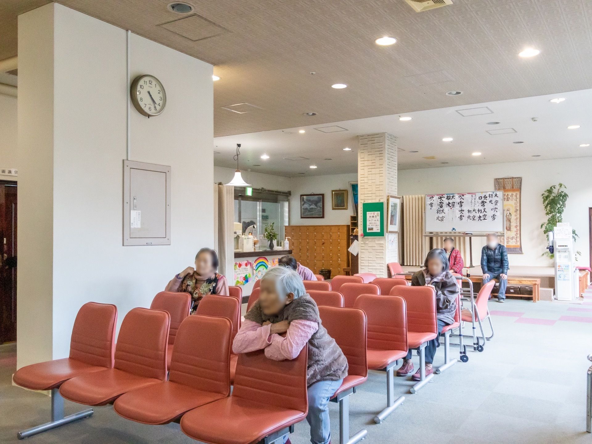 広々とした共有スペースである。入居者様や来訪者様が座れるよう、規則的に椅子が並んでいる。ウォーターサーバーや観葉植物がある。