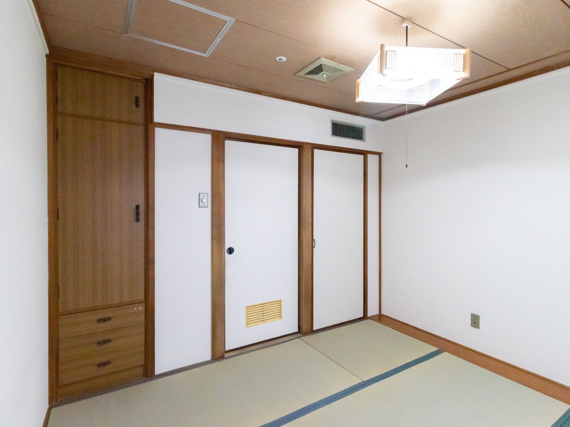 懐かしさを感じさせる和室の個室である。室内には段差がなく、シンプルな造りになっている。押入れがついているため、収納しやすい。