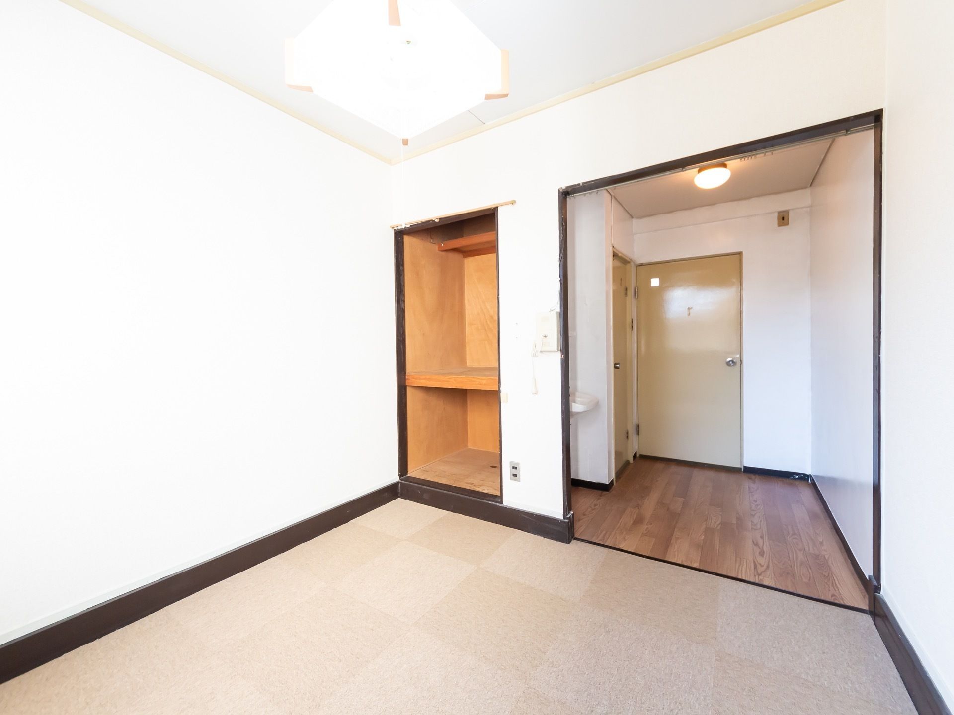 広めの間取りの居室である。バリアフリーになっており、トイレや洗面台、収納が完備されている。出入口の扉は片開きドアである。