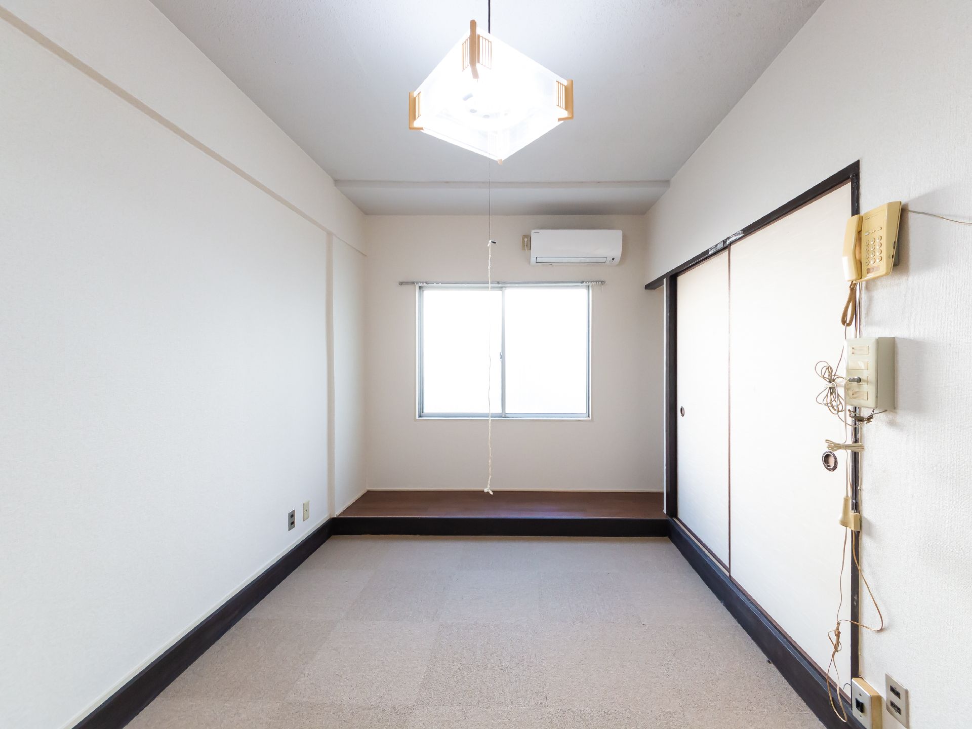 押入れが右手にあり、窓の前が床の間になっている部屋