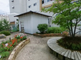 介護施設の庭と建物の全景