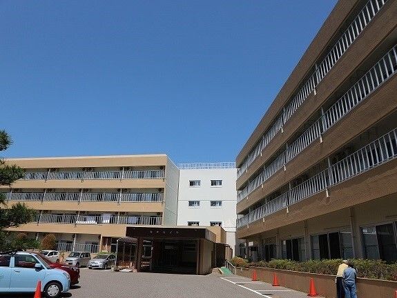畳敷きの和室の部屋には窓に障子が付き、エアコンも完備されている。窓の外には建物が見える。