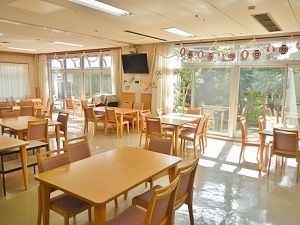 出入り口はすっきりとしていて黒いシンプルな靴箱が置かれているのみ。靴箱の上には窓がある。