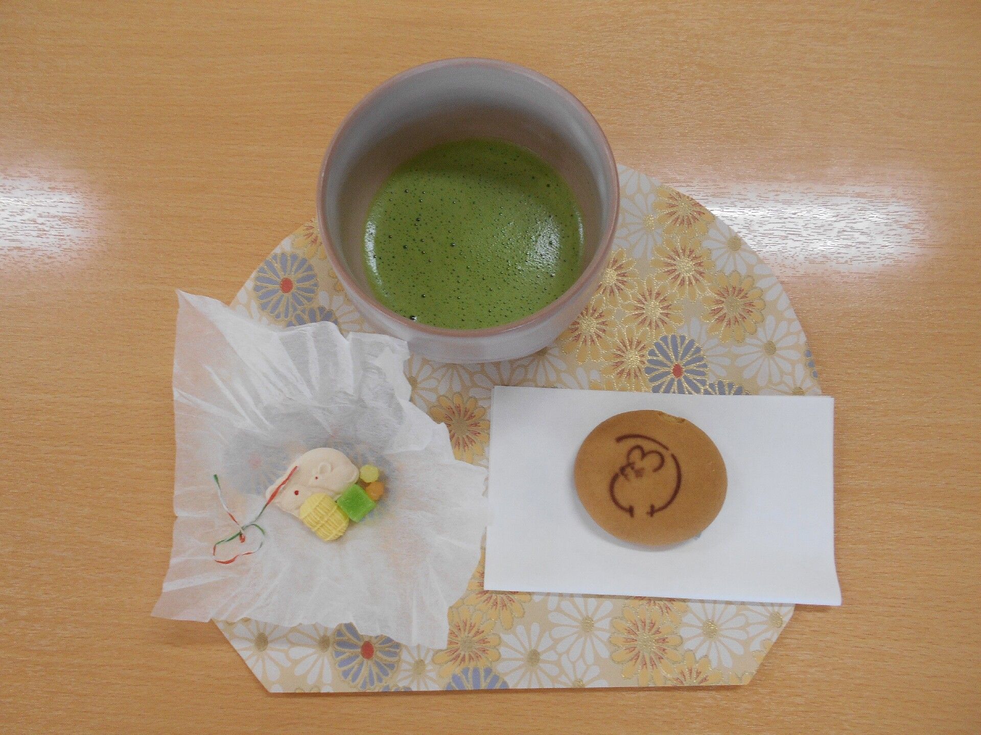 花柄のトレイに乗せられた、ネズミ柄の落雁などのお茶菓子