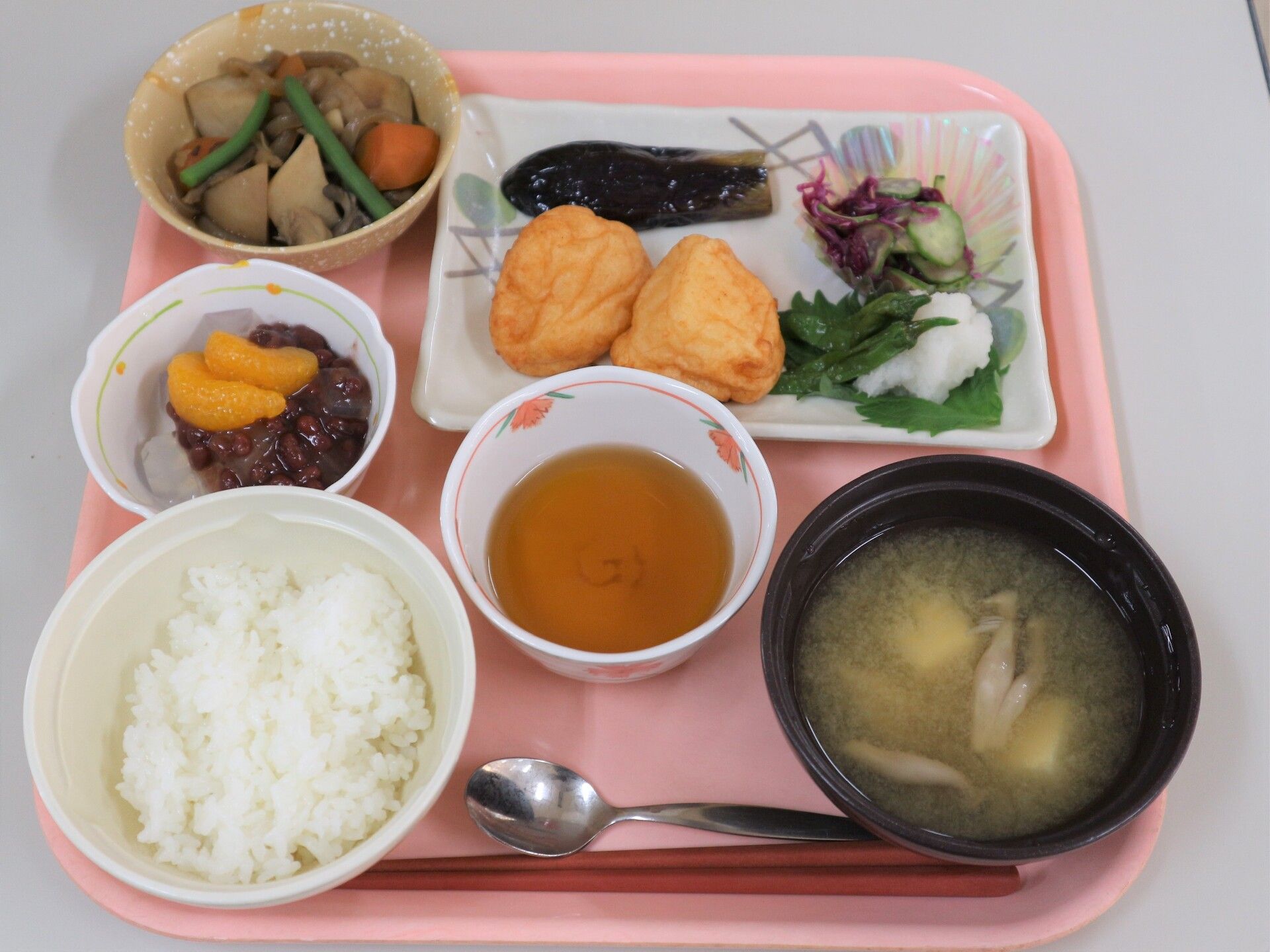 ナスの煮びたしやから揚げがメインになった食事の一例