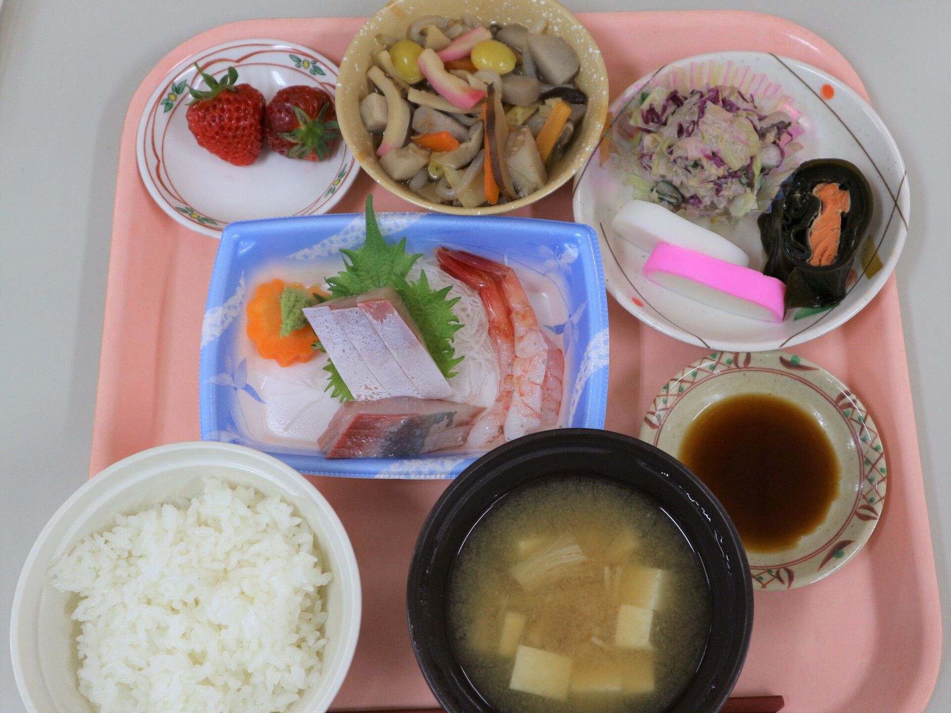 中央にお刺身がある、お祝いの日などに出される色鮮やかな食事