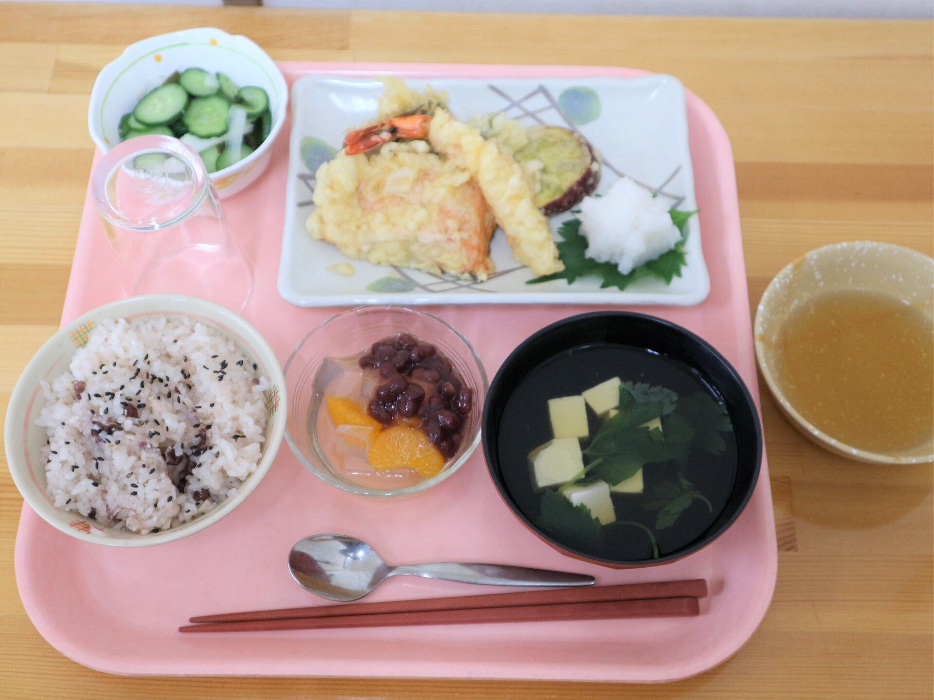 ごましおがかかったお赤飯が出された、天ぷらがメインの食事
