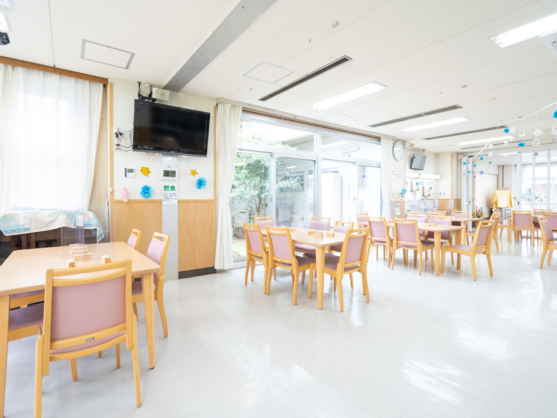 大型のテレビが設置されている共有スペース