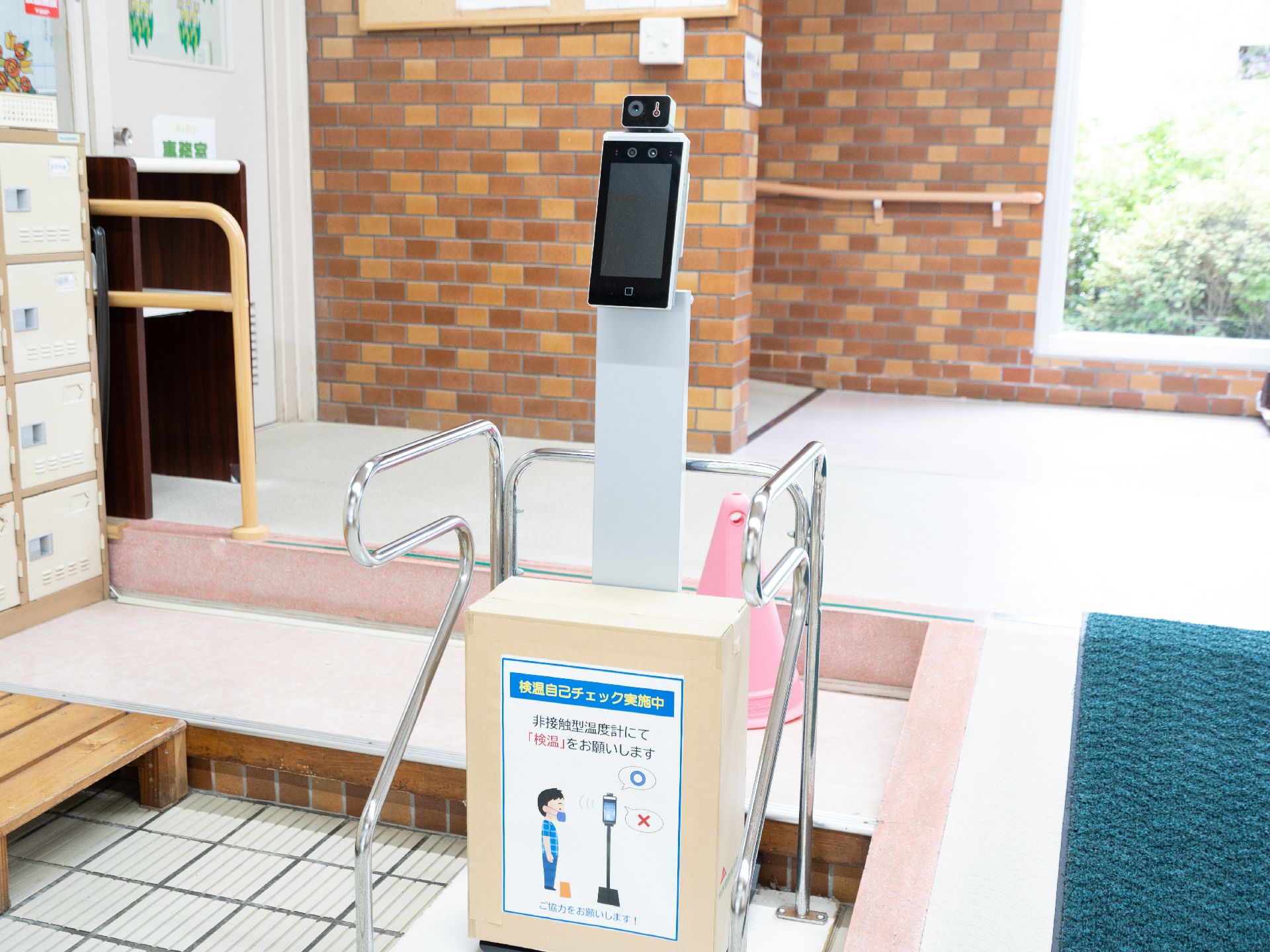 新型コロナ対策で検温器が設置されている玄関
