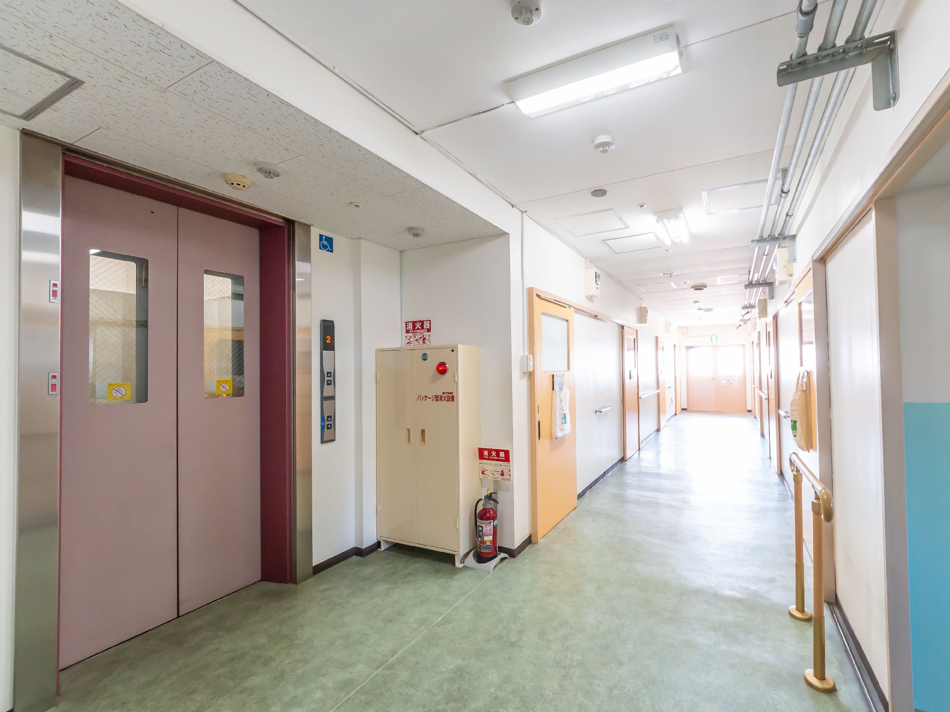 車椅子ですれ違うことが可能なほど広く、入居者が快適に移動できる廊下