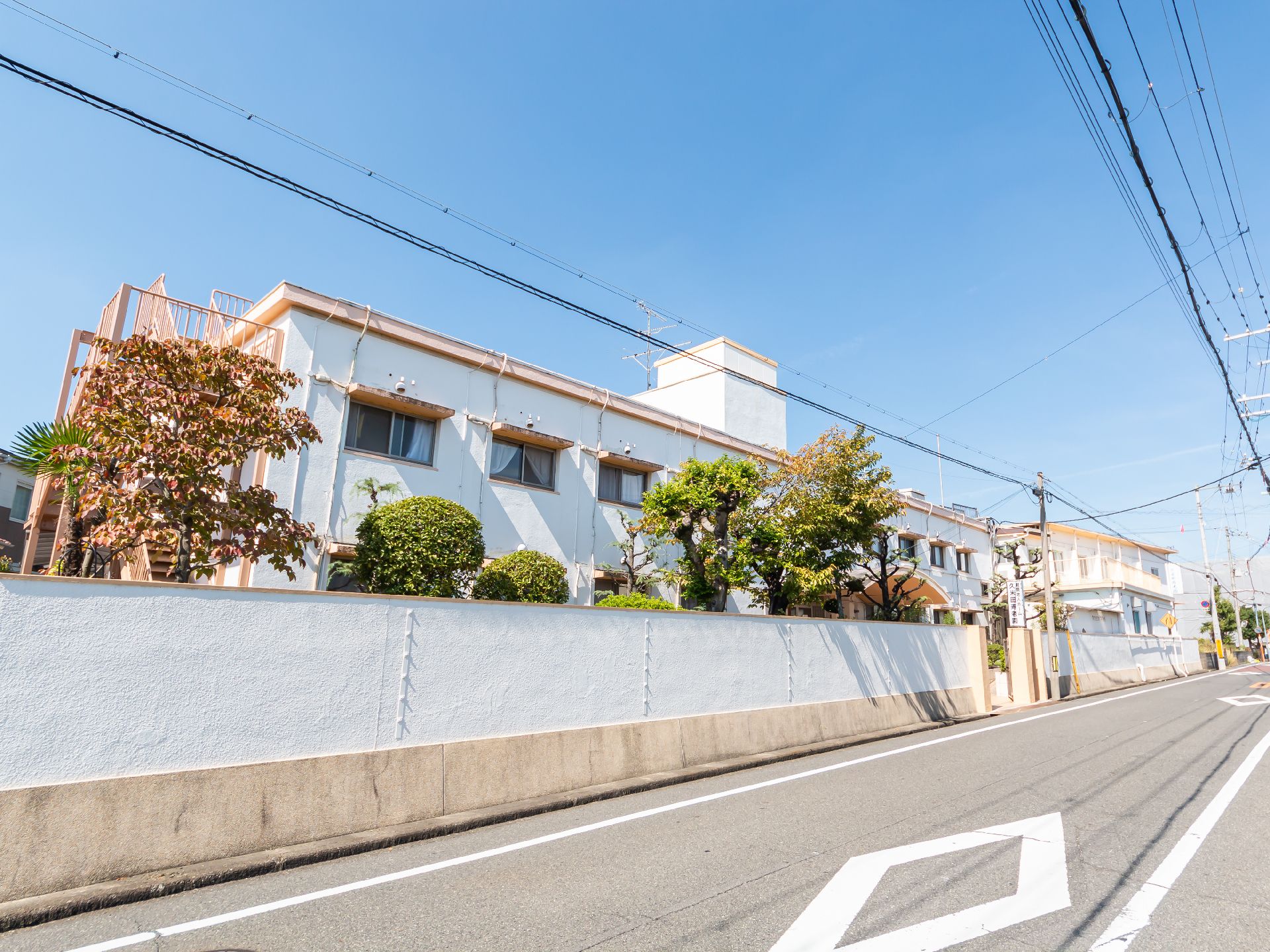 グレーの縦線が入った外壁で、遠くからでも視認しやすい外観