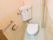 明るく清潔感のあるトイレになっている。壁に手すりが設置されており、体を支えながら利用することができる。