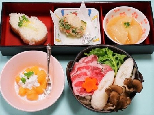 小さな鍋とおかずのセット。バランスの良いメニューの一例