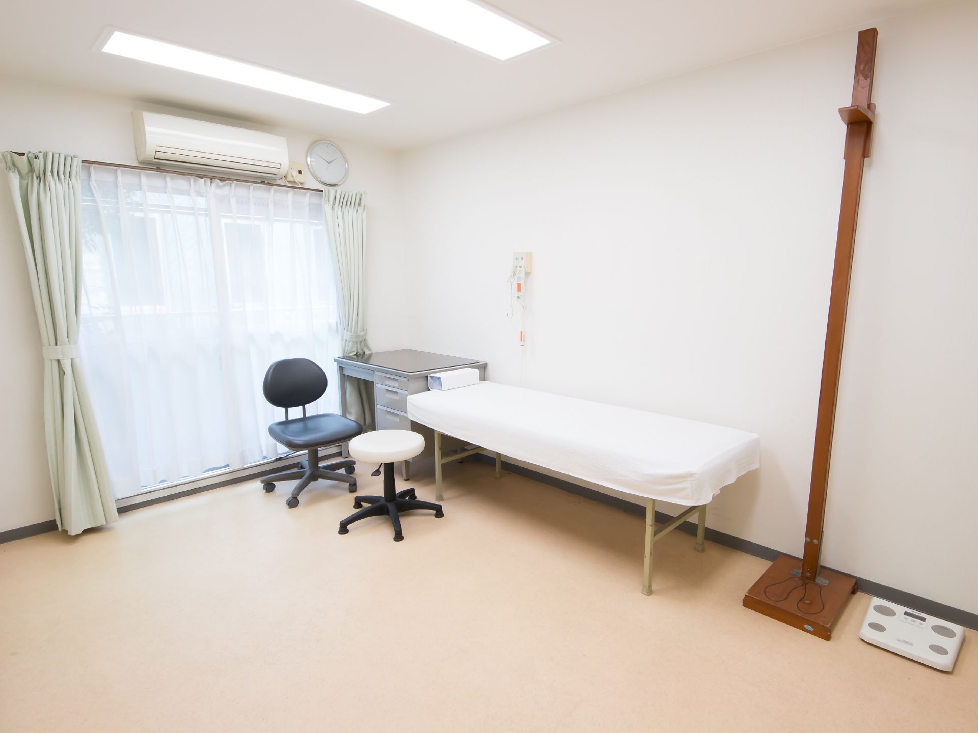 診察室を写した写真。ベッドや診察用の器具類が見えている