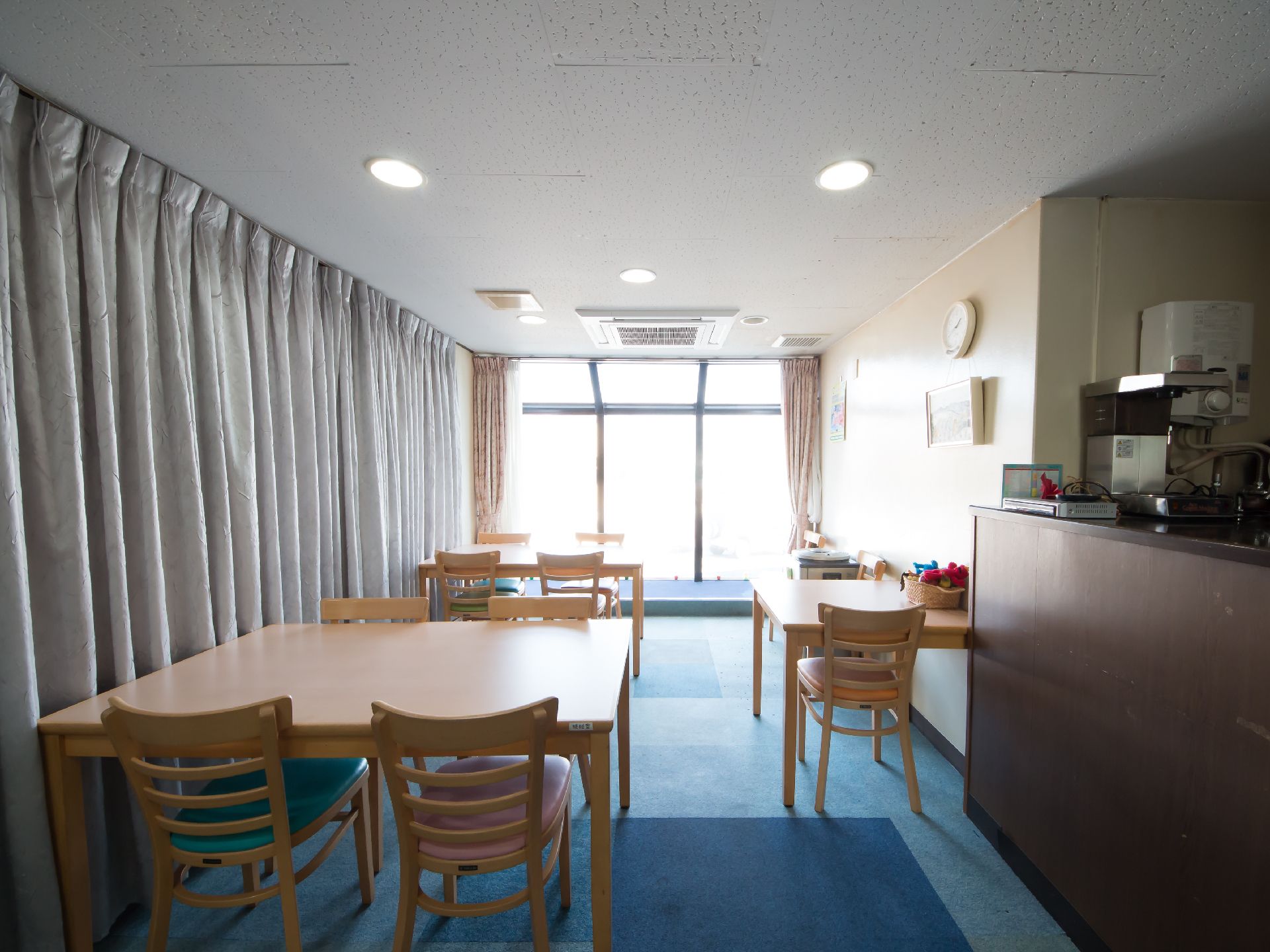 家庭的なちょうど用広さのリビング。手前にソファが写っている