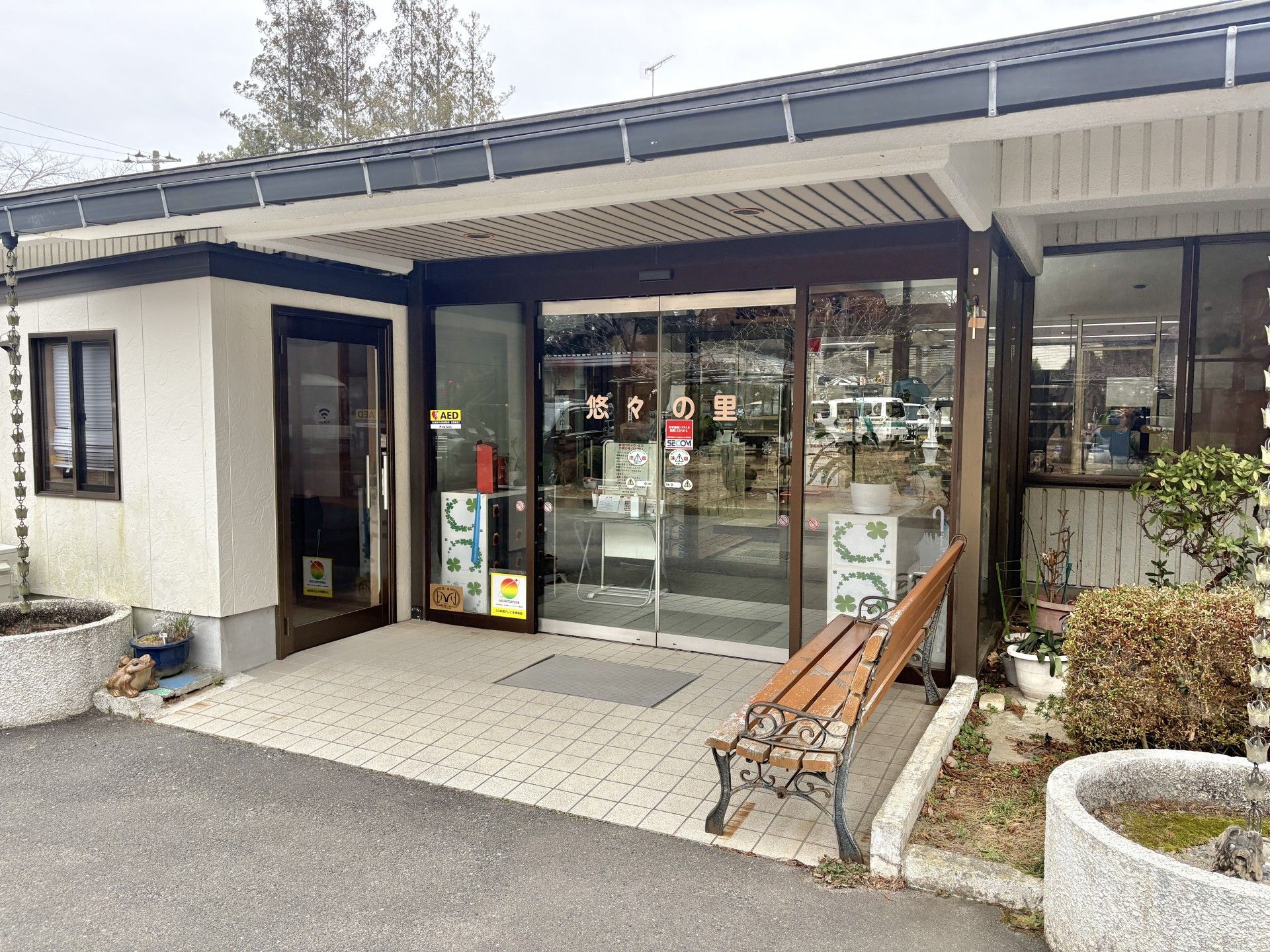 入口のベンチと植栽