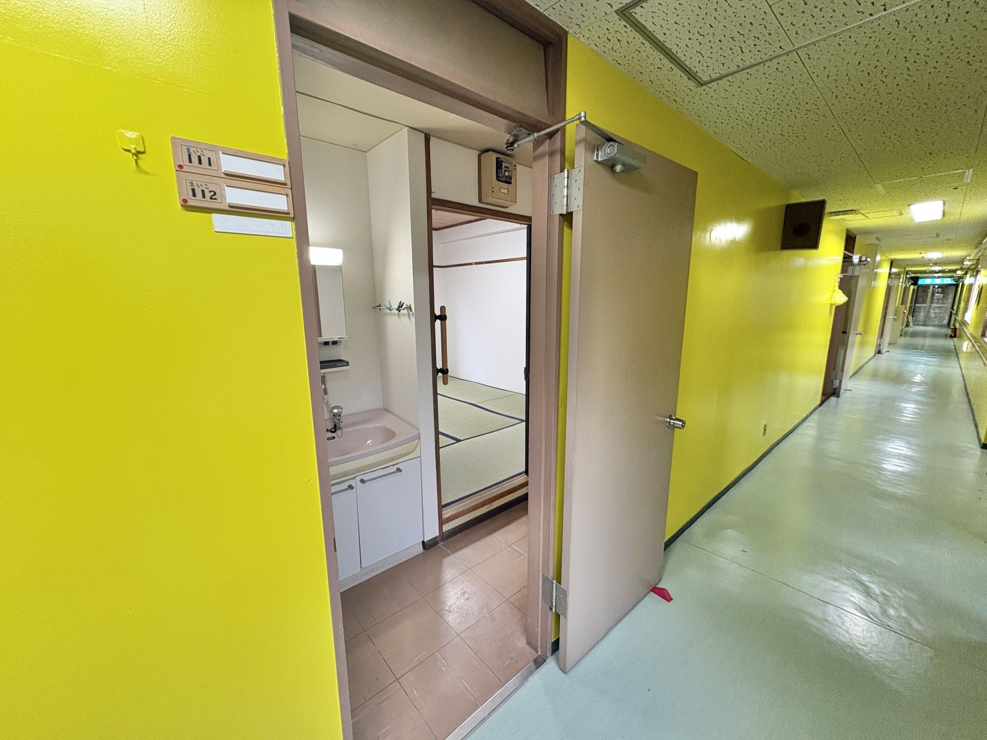 明るい廊下と居室