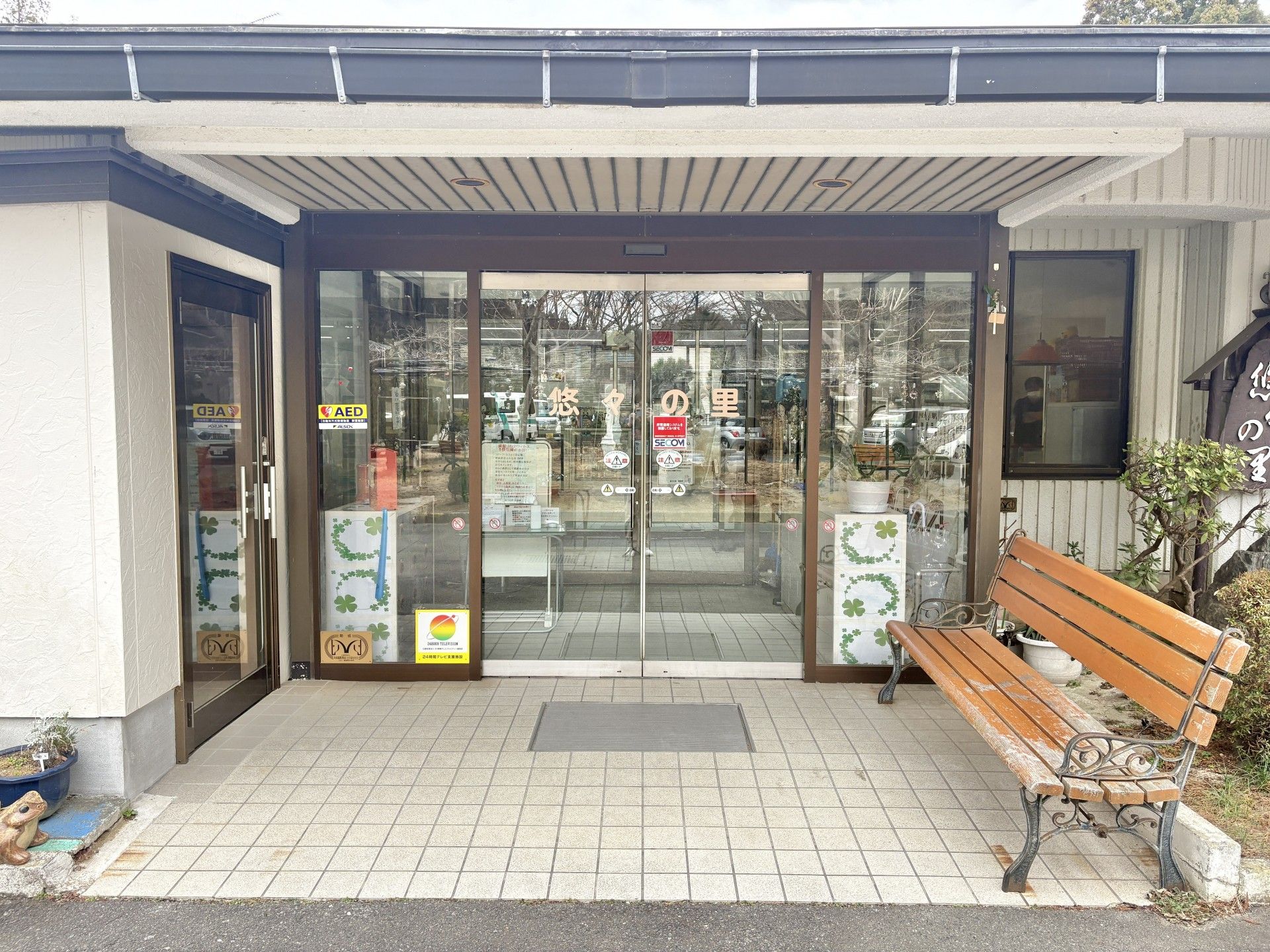 入口のベンチと自動ドア