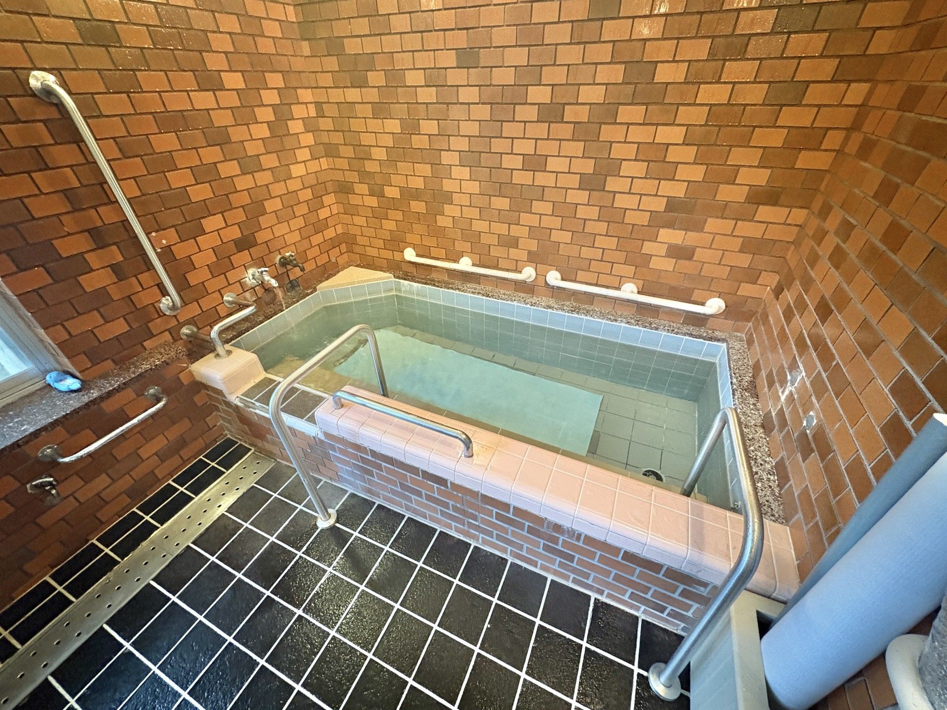手すり付きの浴槽
