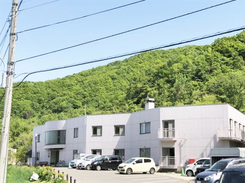 周辺には自然が多く、建物の後ろには大きな山もある。駐車スペースも広い。