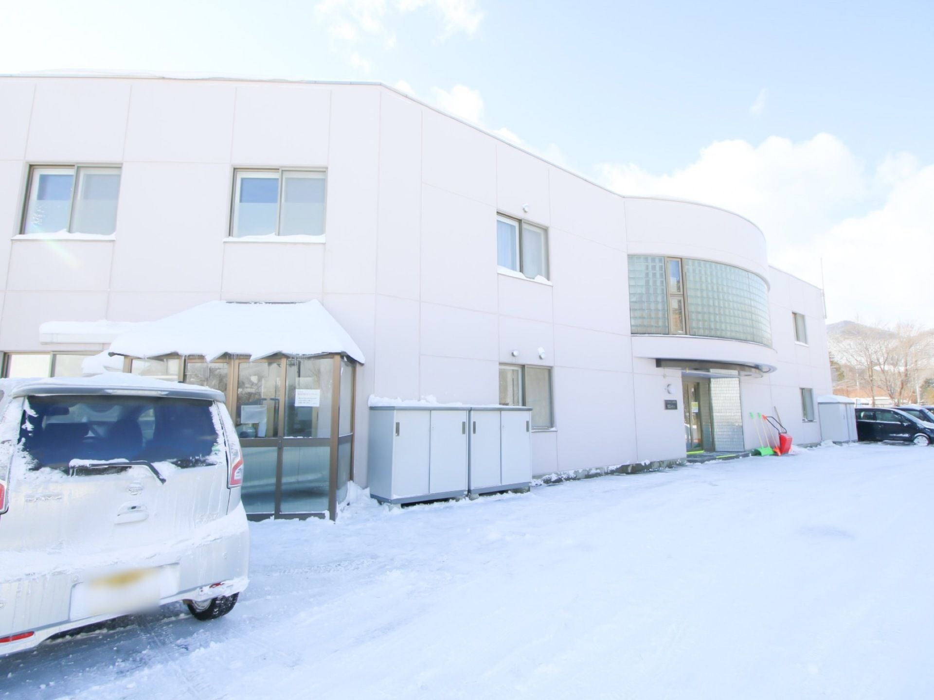 二階建てで、中央あたりの壁が半円形に張り出した形になっている。敷地内のスペースが広く、駐車場が備わっている。