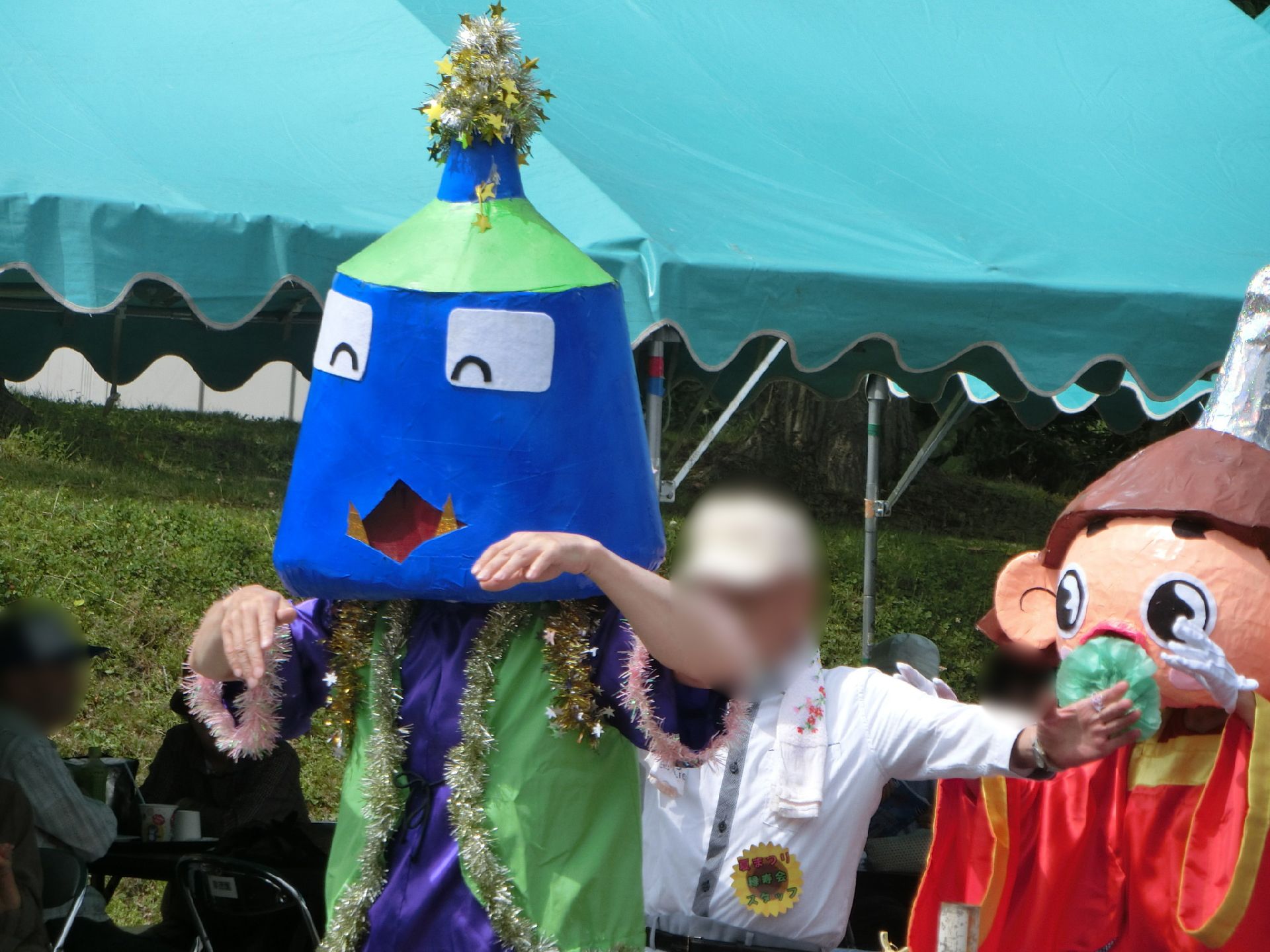 白いユニフォームを着た女性スタッフと高齢女性たちが楽しそうに話をしている様子。スタッフは両サイドにいる女性たちと手をつないでいる。