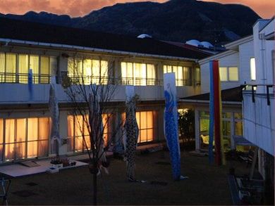 夕暮れの中庭