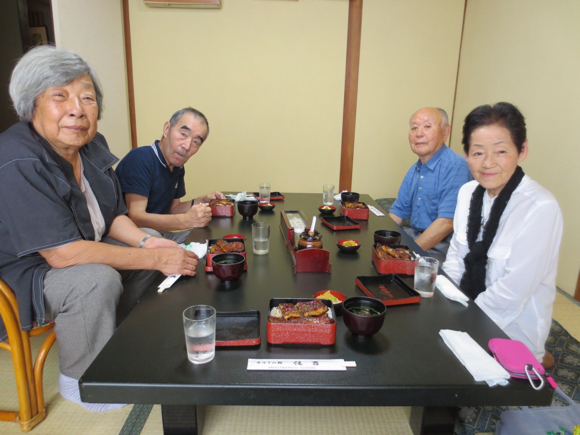 新聞を読む高齢の男性