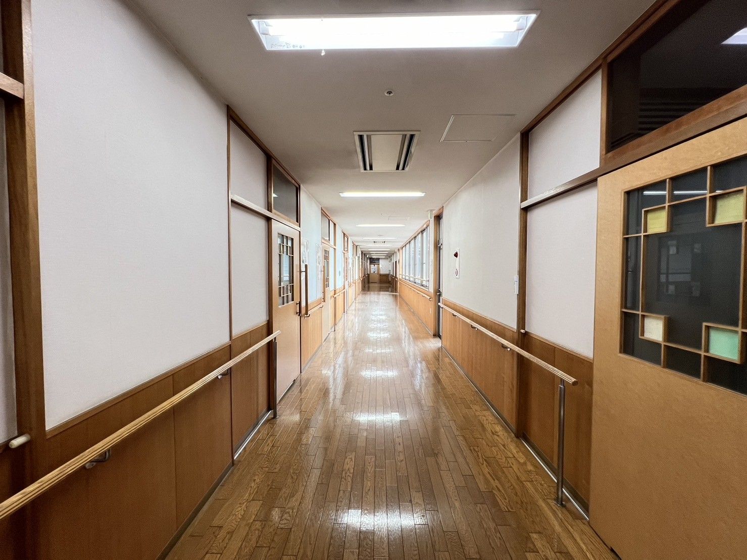 廊下が続く落ち着いた空間
