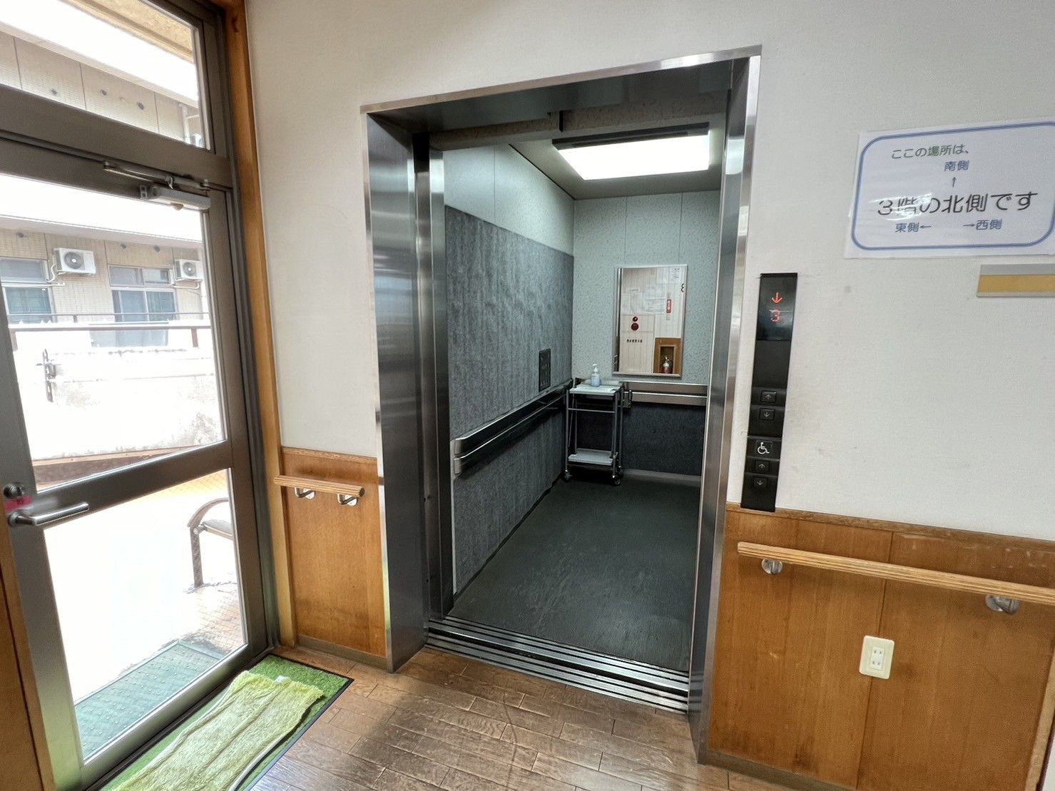バリアフリーのエレベーター入口
