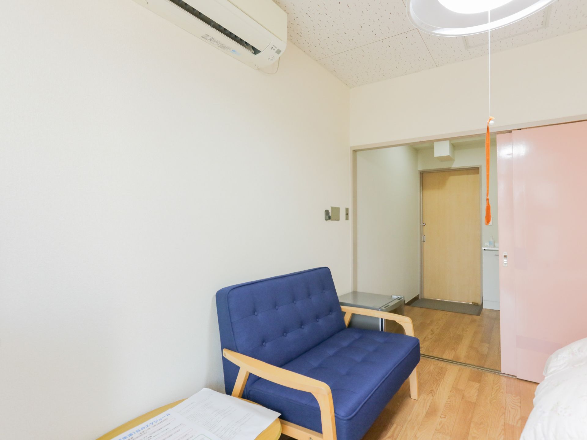 介護ベッドが設置され、家具が置かれている居室