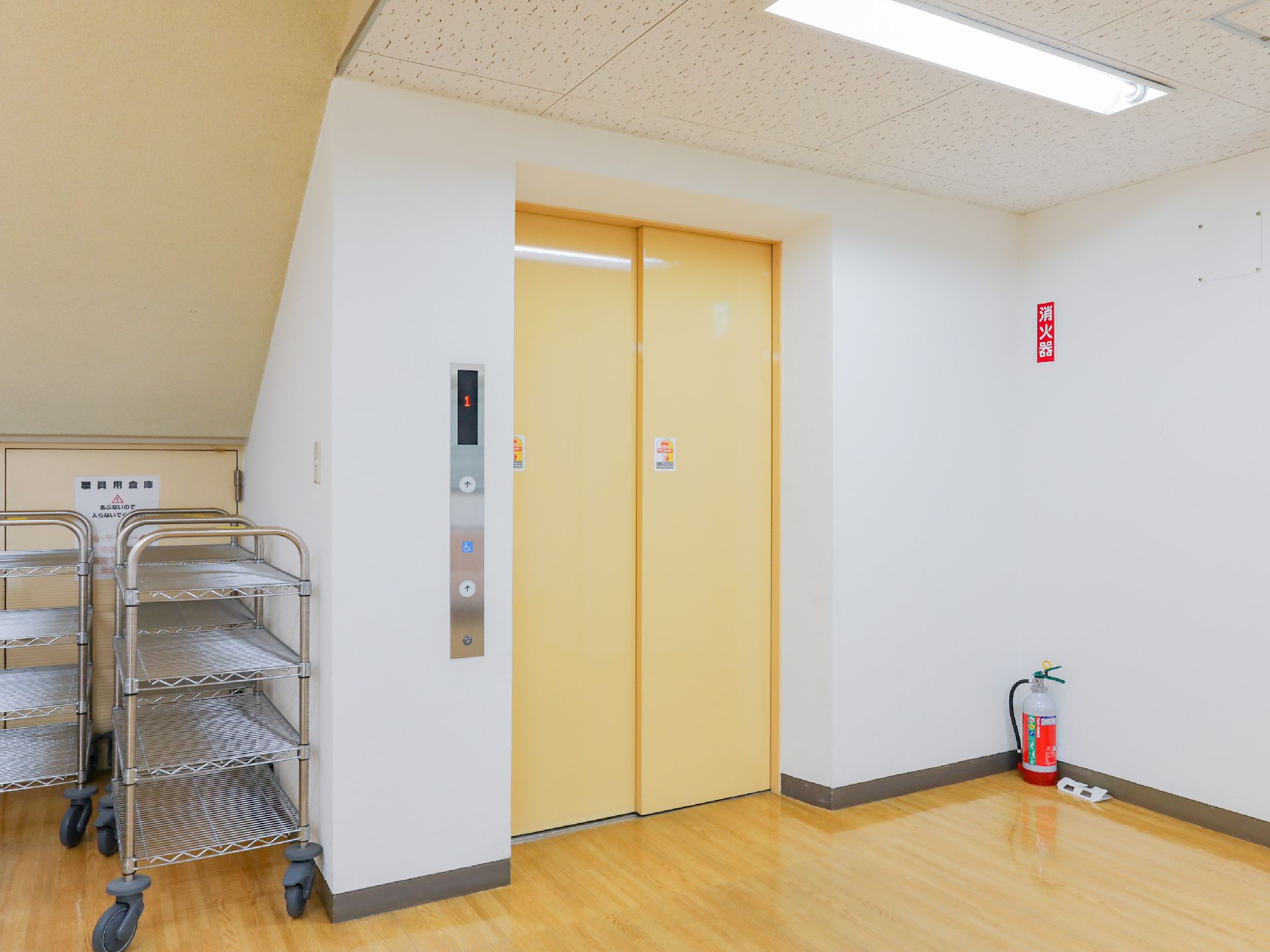 介護施設の各階をスムーズに行き来することができるエレベーター