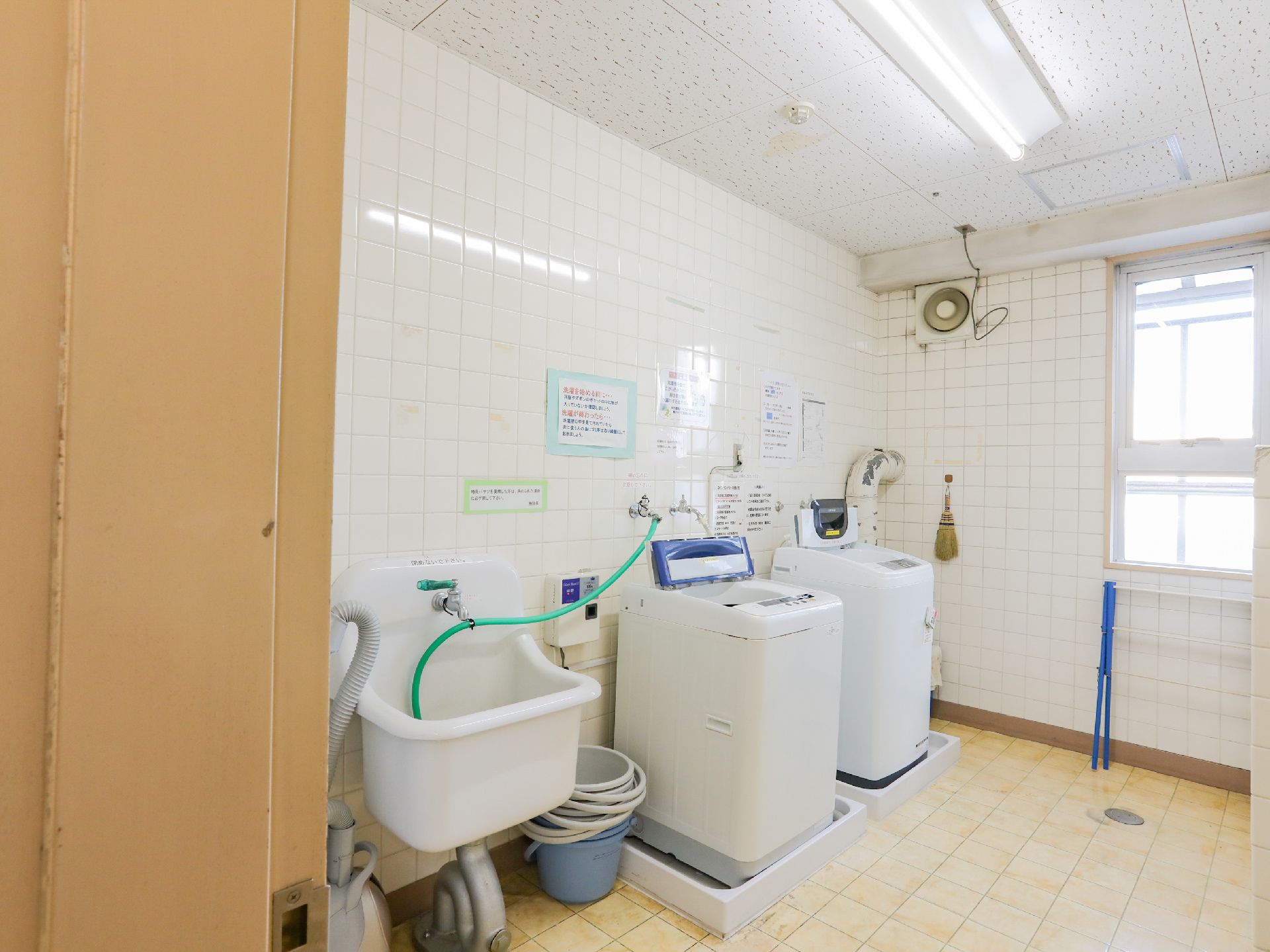 入居者が利用できる洗濯機が設置されているランドリー