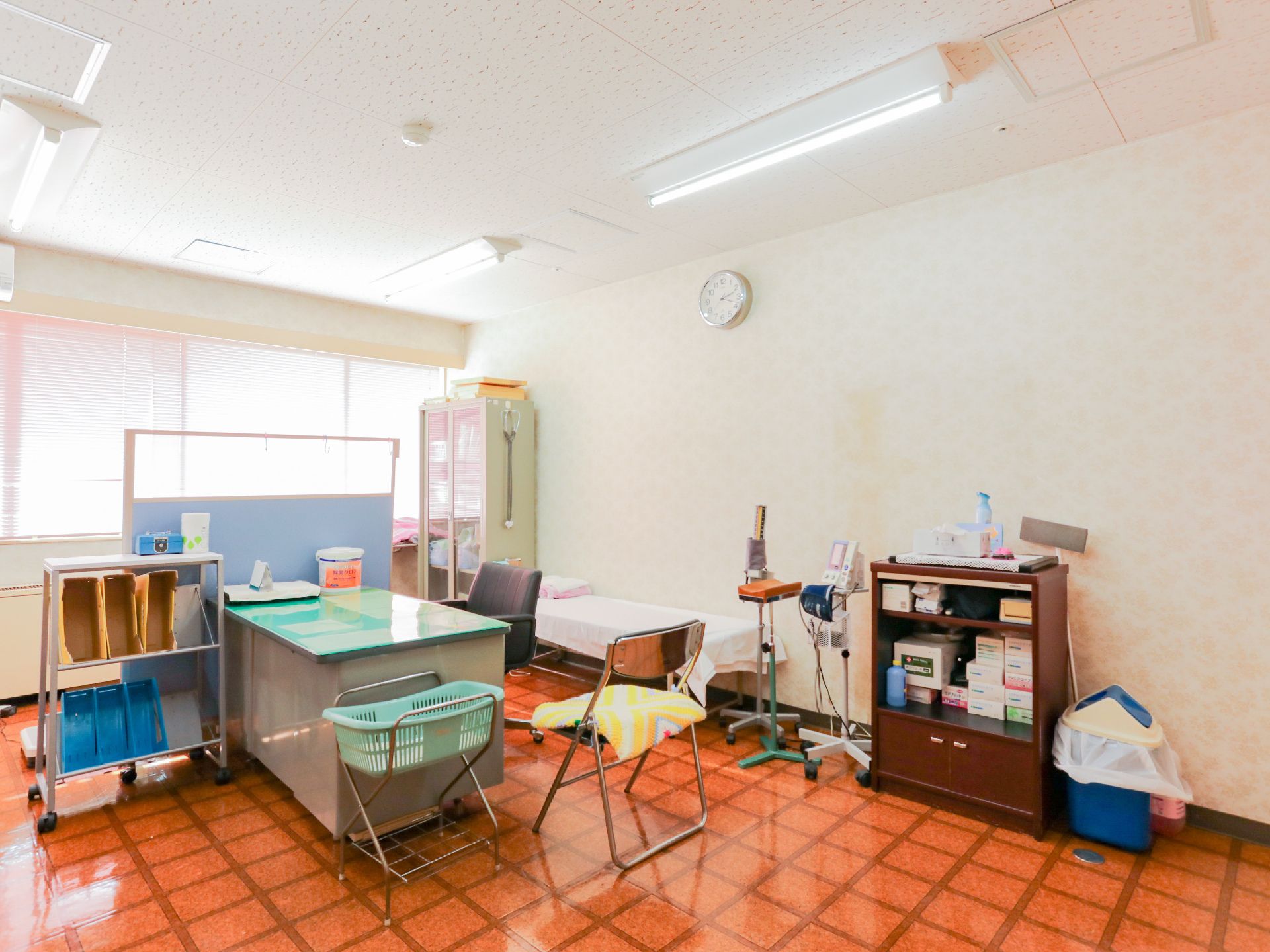 作業用のデスクや書類が保管された棚が置いてあるスタッフルーム